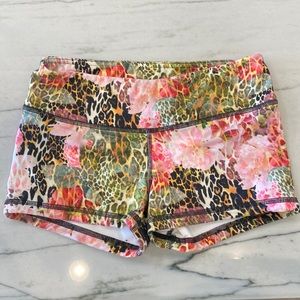 Fleo Shorts size small